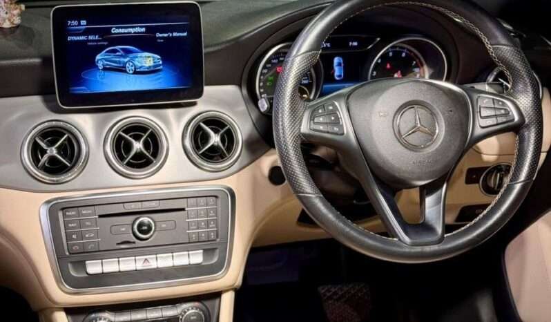 
								Mercedes CLA 200 Sport ⚡ full									