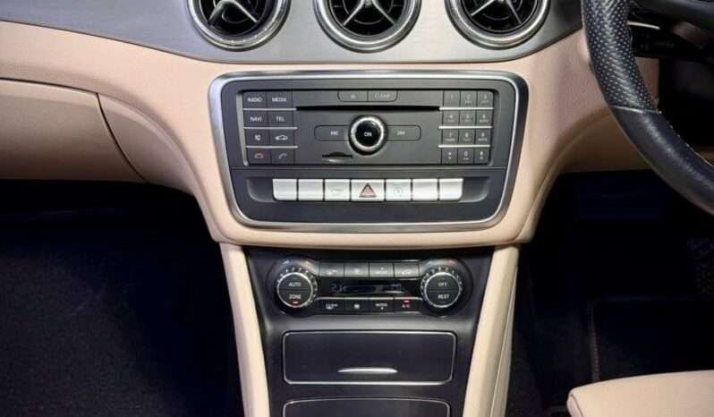 
								Mercedes CLA 200 Sport ⚡ full									