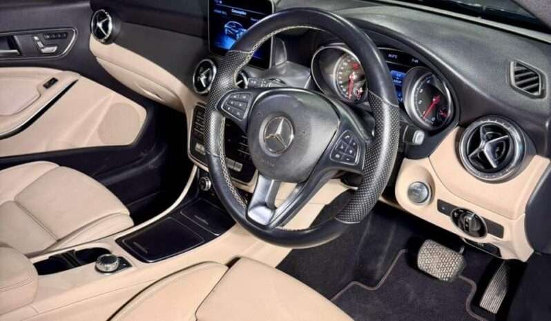
								Mercedes CLA 200 Sport ⚡ full									