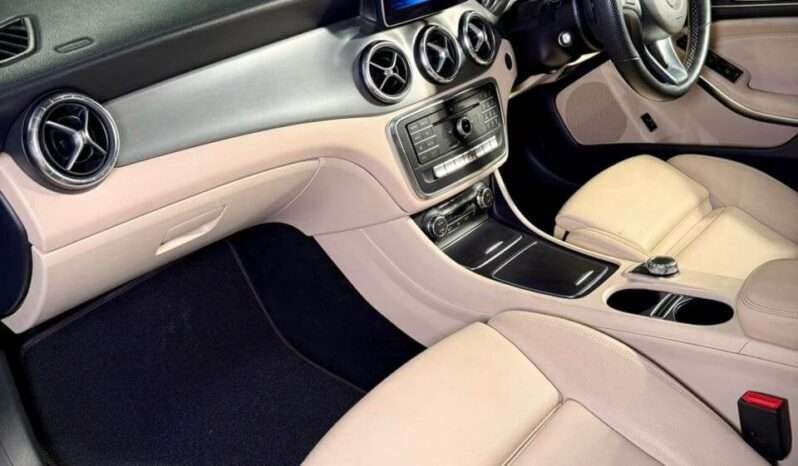 
								Mercedes CLA 200 Sport ⚡ full									