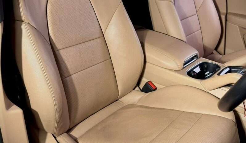 
								Porsche Cayenne 3.0 V6 full									