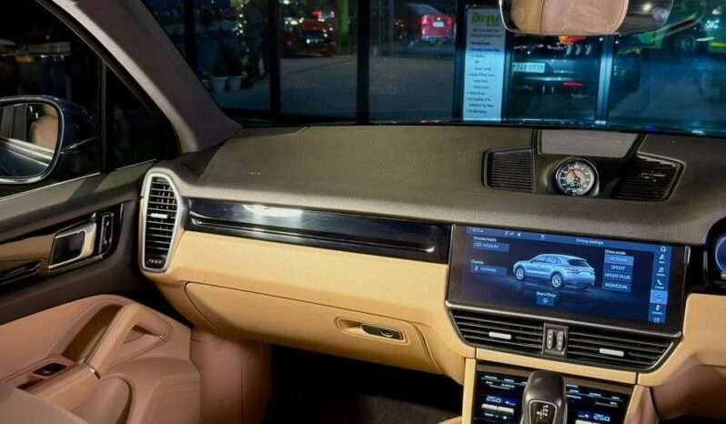 
								Porsche Cayenne 3.0 V6 full									