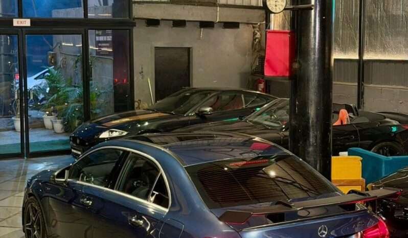 
								Mercedes-Benz A 35 AMG 4MATIC Limousine full									