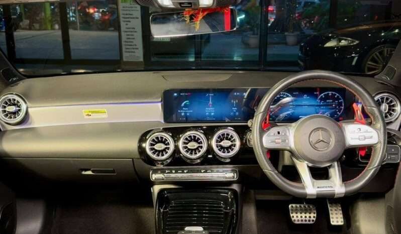 
								Mercedes-Benz A 35 AMG 4MATIC Limousine full									