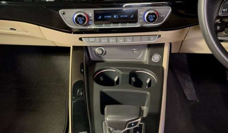 
								AUDI A4 40 TFSI TECHNOLOGY full									