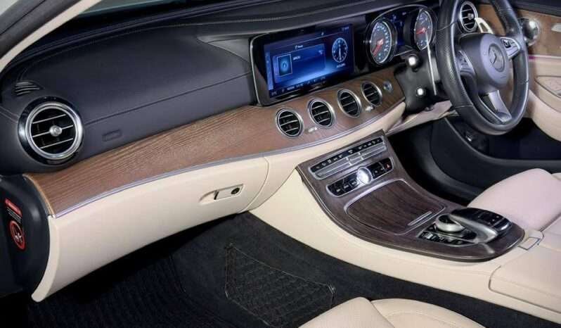 
								Mercedes-Benz E class E220d full									