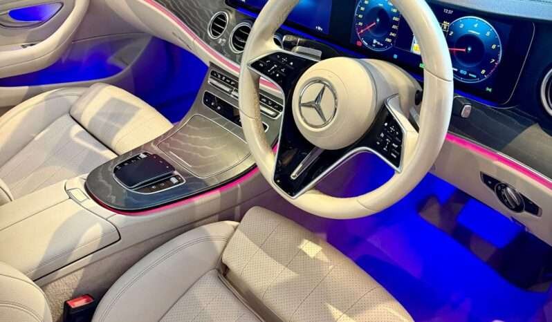 
								Mercedes-Benz E 200 LWB AMG Line full									