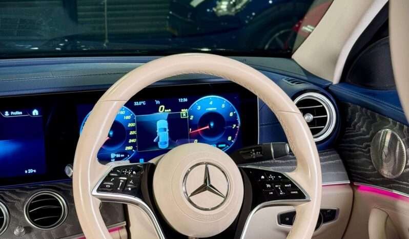 
								Mercedes-Benz E 200 LWB AMG Line full									