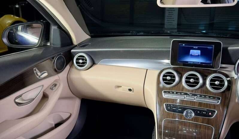 
								Mercedes-Benz C-Class C200 full									