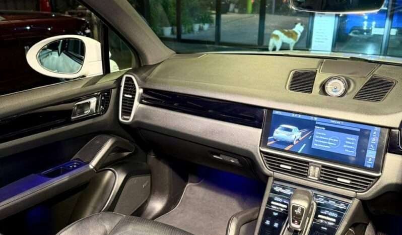 
								Porsche Cayenne E-Hybrid full									