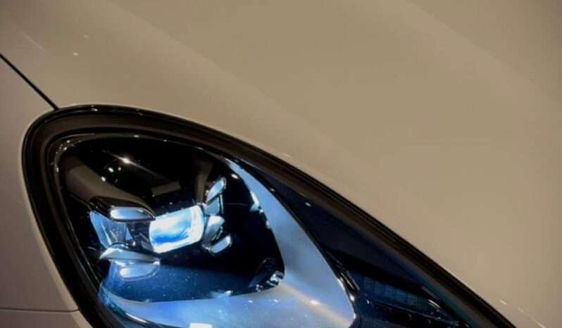 
								Porsche Cayenne E-Hybrid full									