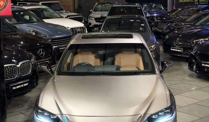 
								Lexus ES 300h Luxury full									