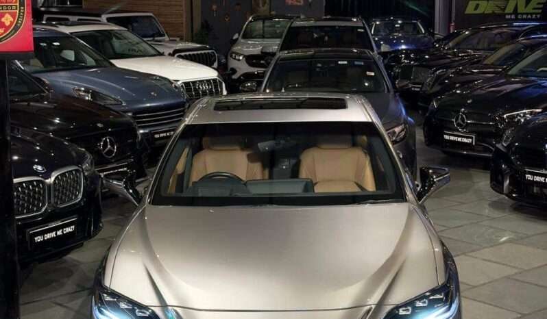 
								Lexus ES 300h Luxury full									