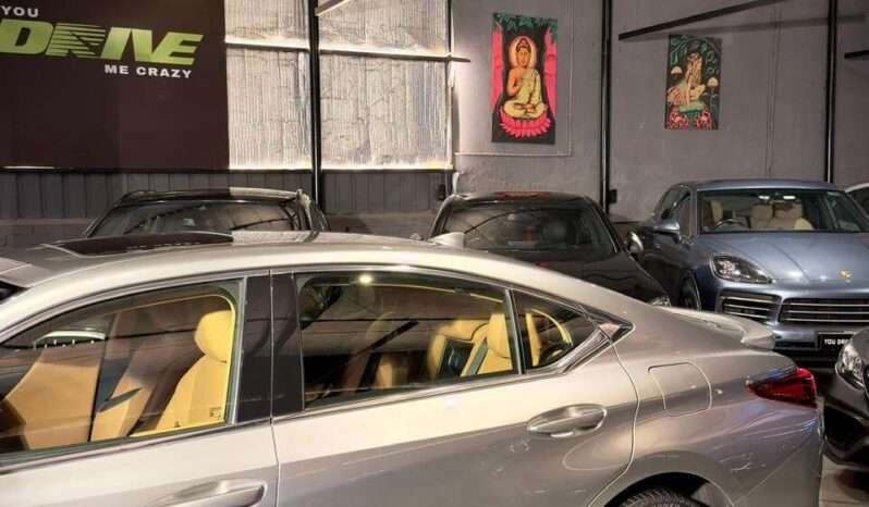 
								Lexus ES 300h Luxury full									