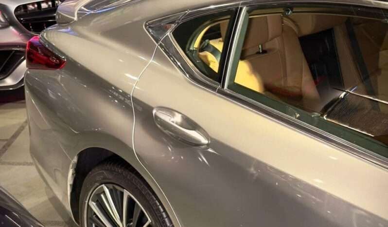 
								Lexus ES 300h Luxury full									