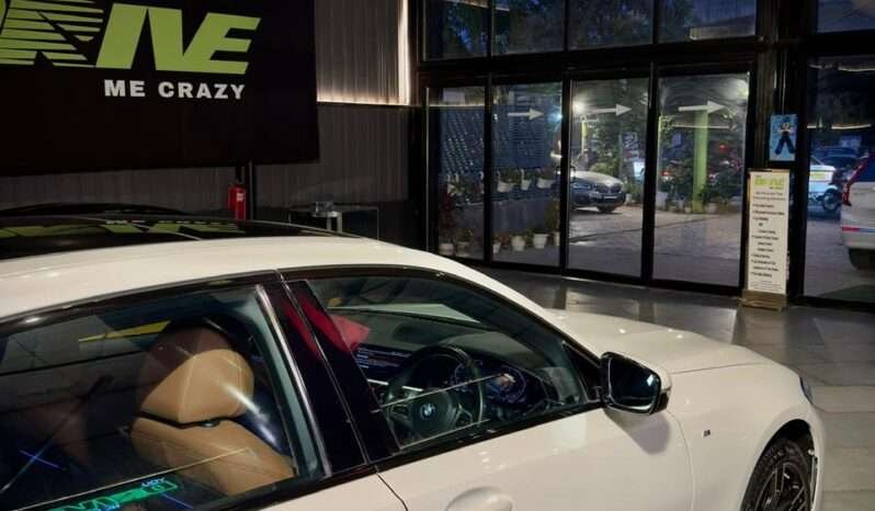 
								BMW 330Li M Sport Limousine full									