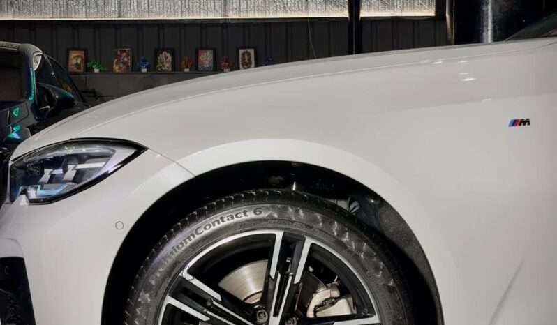 
								BMW 330Li M Sport Limousine full									