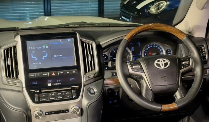 
								Toyota Land Cruiser LC200 full									