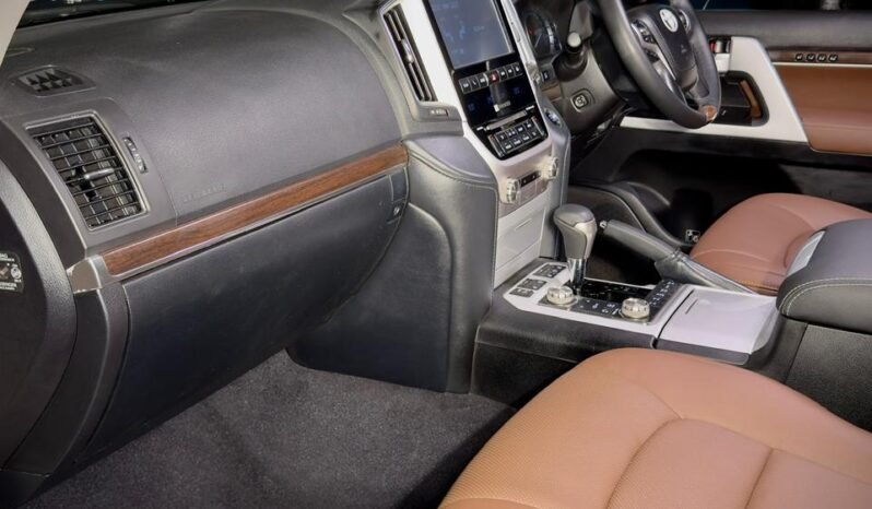 
								Toyota Land Cruiser LC200 full									