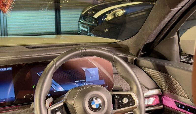 
								BMW 740i M Sport full									