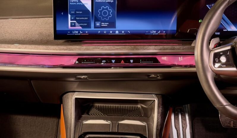 
								BMW 740i M Sport full									