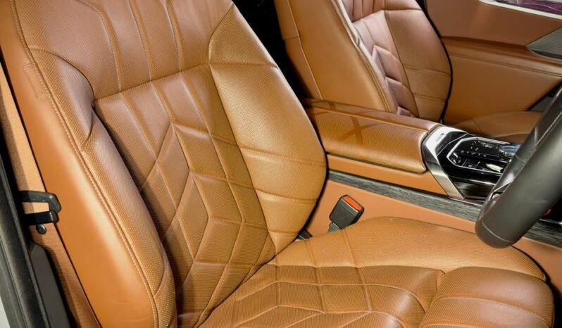 
								BMW 740i M Sport full									