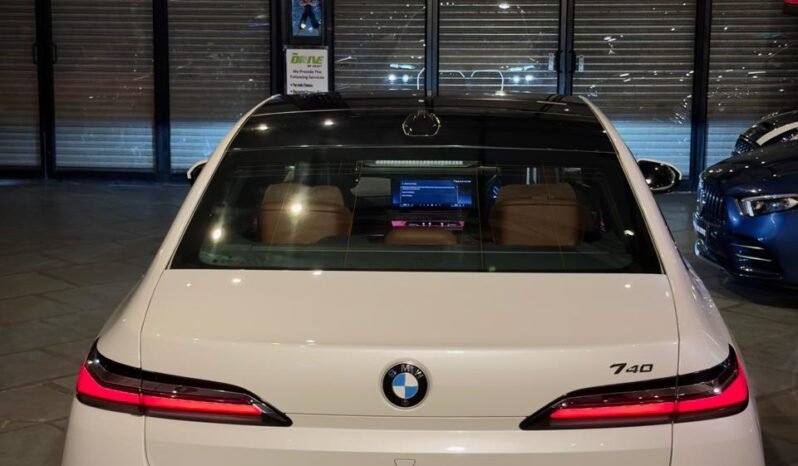 
								BMW 740i M Sport full									