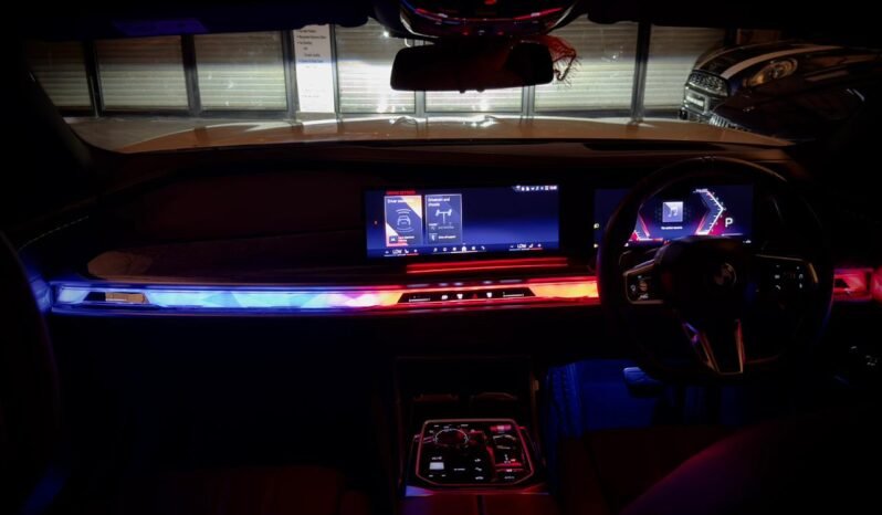 
								BMW 740i M Sport full									