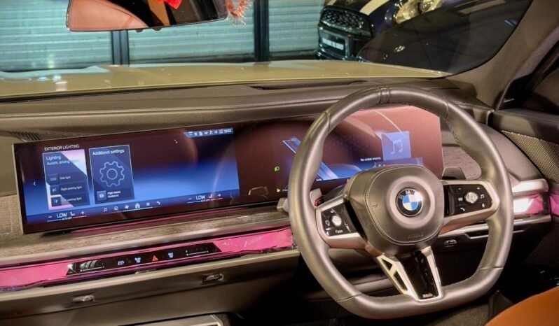 
								BMW 740i M Sport full									