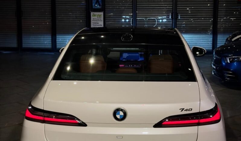 
								BMW 740i M Sport full									