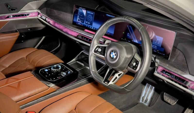 
								BMW 740i M Sport full									