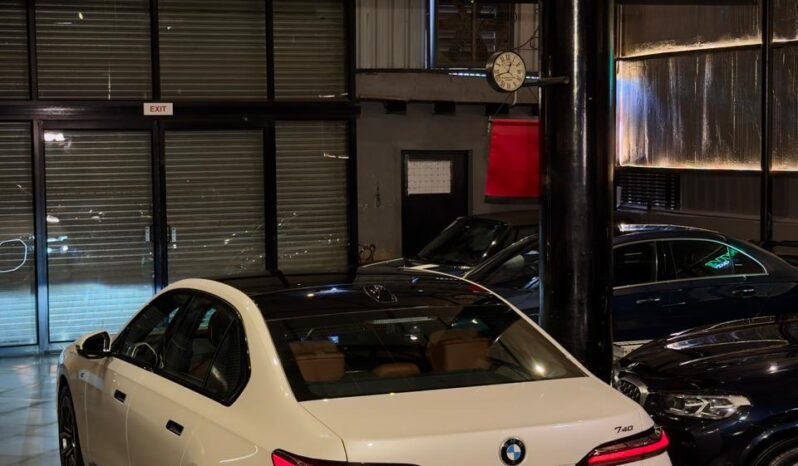 
								BMW 740i M Sport full									