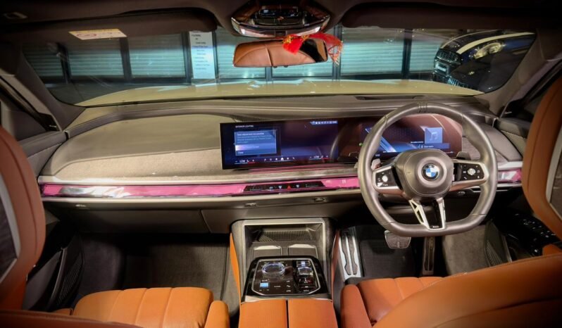 
								BMW 740i M Sport full									