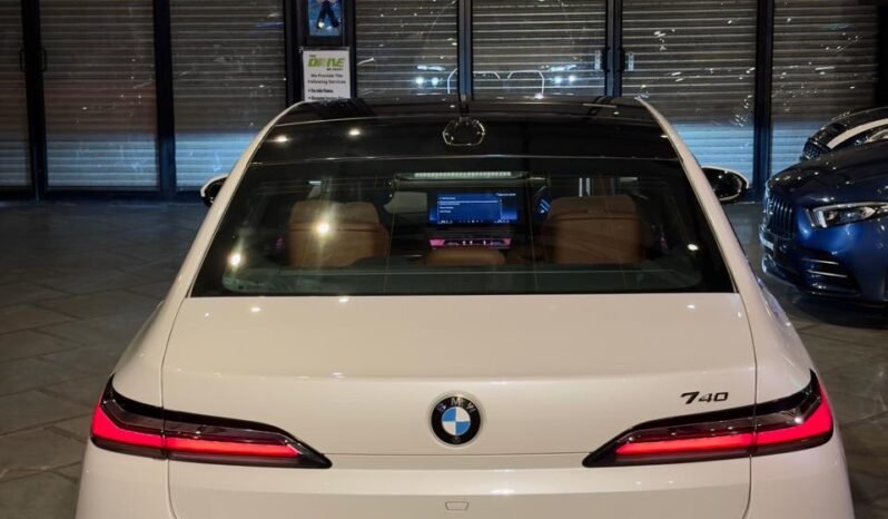 
								BMW 740i M Sport full									