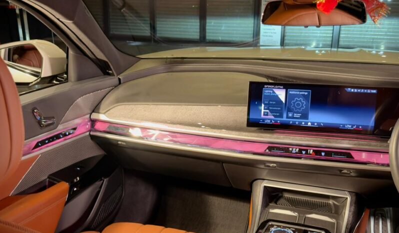 
								BMW 740i M Sport full									