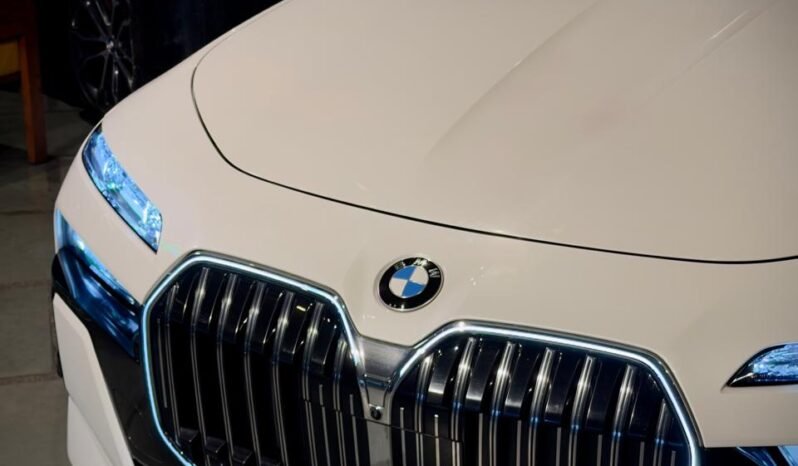 
								BMW 740i M Sport full									