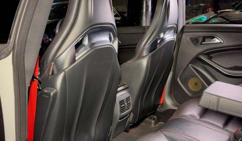 
								Mercedes-Benz CLA 45 AMG full									