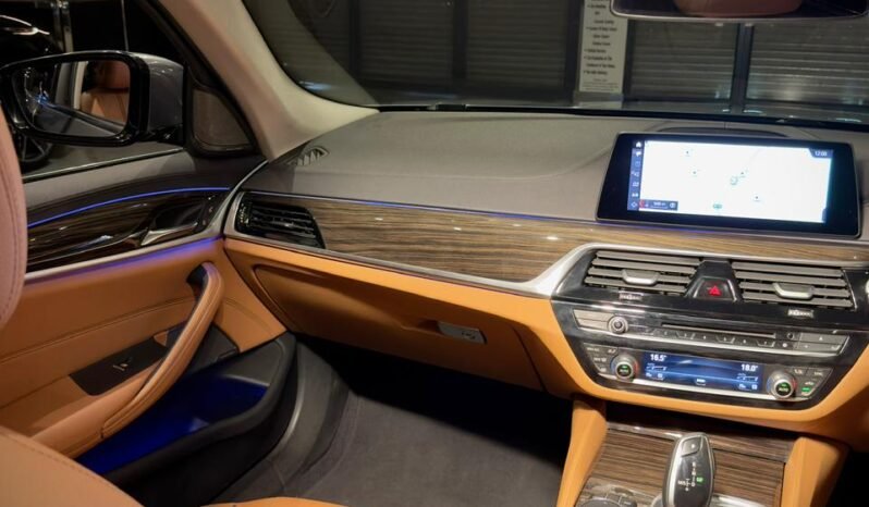 
								BMW 520d Luxury Line full									