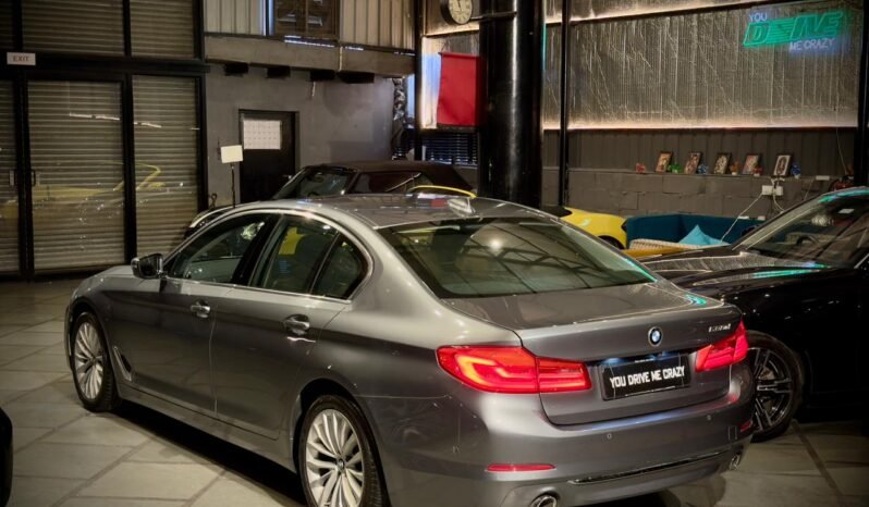 
								BMW 520d Luxury Line full									