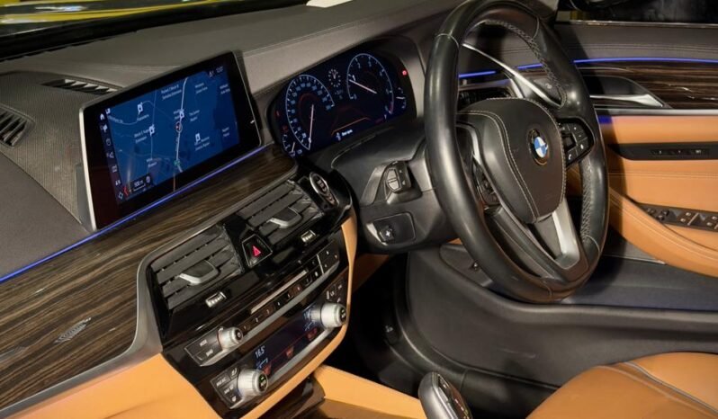 
								BMW 520d Luxury Line full									