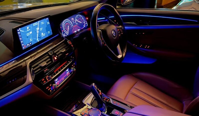 
								BMW 520d Luxury Line full									