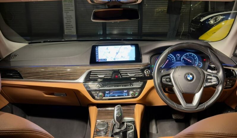 
								BMW 520d Luxury Line full									