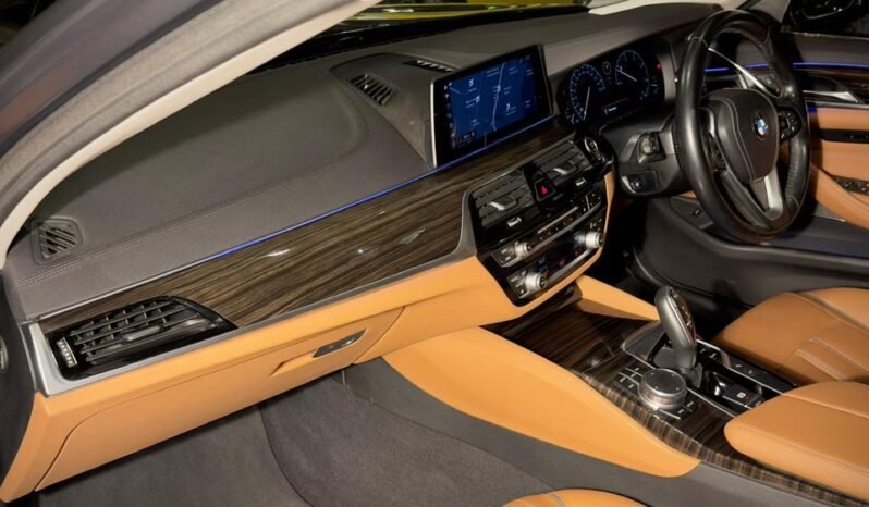 
								BMW 520d Luxury Line full									