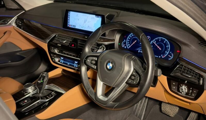 
								BMW 520d Luxury Line full									