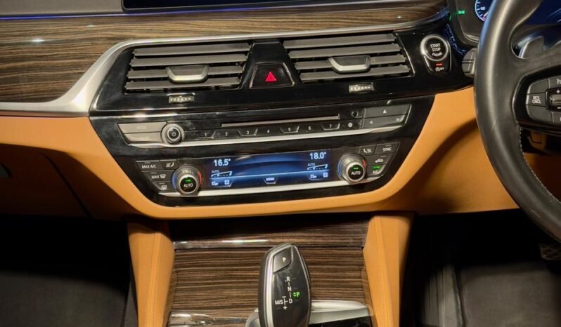 
								BMW 520d Luxury Line full									