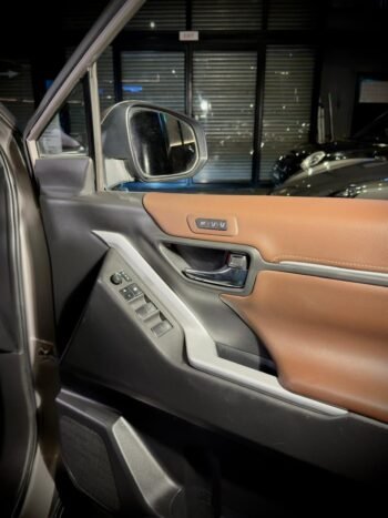 Toyota Innova Hycross ZX (O) Hybrid AT 6-Seater