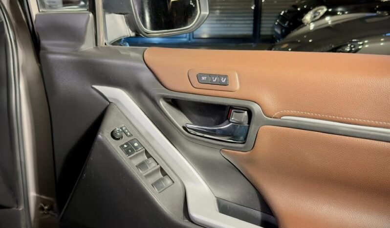 
								Toyota Innova Hycross ZX (O) Hybrid AT 6-Seater full									