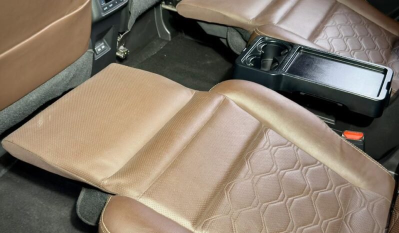
								Toyota Innova Hycross ZX (O) Hybrid AT 6-Seater full									