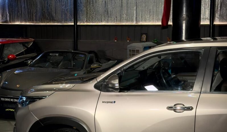 
								Toyota Innova Hycross ZX (O) Hybrid AT 6-Seater full									
