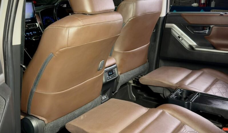 
								Toyota Innova Hycross ZX (O) Hybrid AT 6-Seater full									